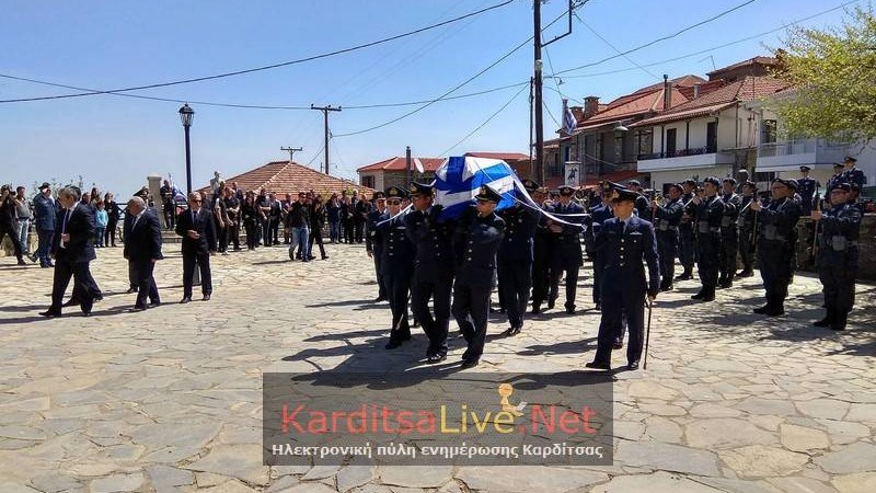 Σκεπασμένο με τη γαλανόλευκη το φέρετρο του αδικοχαμένου πιλότου – ΦΩΤΟ – ΒΙΝΤΕΟ