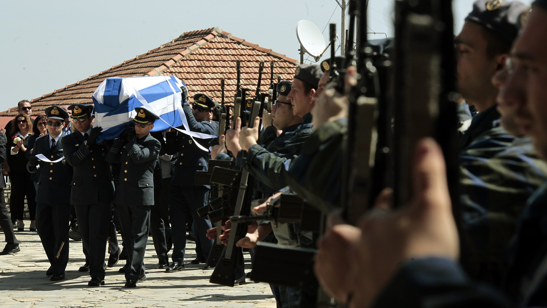 Ο σπαρακτικός επικήδειος του συναδέλφου και στενού φίλου του Γιώργου Μπαλταδώρου: Ο χάρος ζήλεψε τα νιάτα σου και έστησε καρτέρι – ΒΙΝΤΕΟ