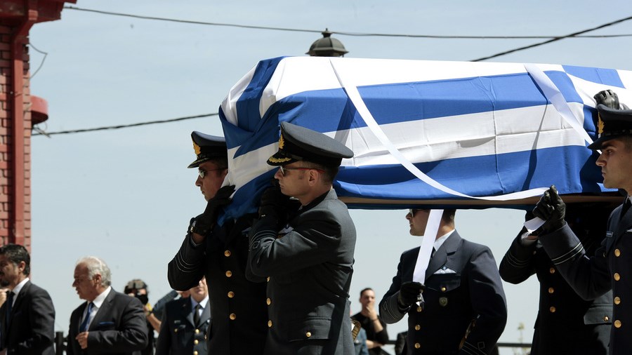 Σκηνές αρχαίας τραγωδίας στην κηδεία του ήρωα πιλότου – “Που αφήνεις τα παιδιά σου” φώναξε η χαροκαμένη μάνα  – ΒΙΝΤΕΟ