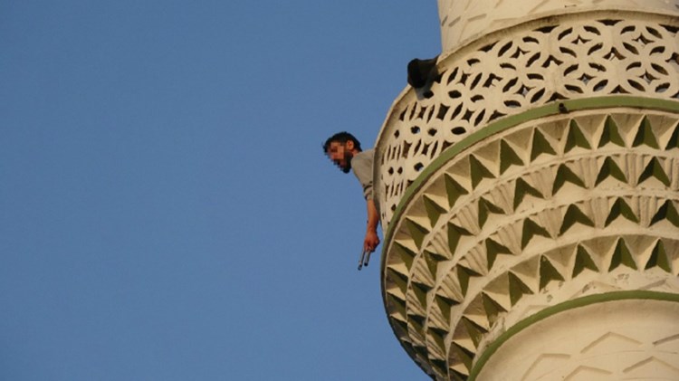 Τα χρέη τον “ανέβασαν” με το όπλο στον μιναρέ – ΒΙΝΤΕΟ – ΦΩΤΟ