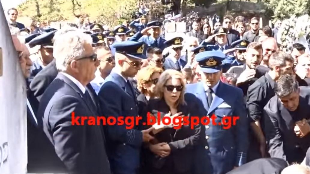Το ανατριχιαστικό “αντίο” της χήρας του ήρωα πιλότου – Έψαλε τον Εθνικό Ύμνο – ΒΙΝΤΕΟ