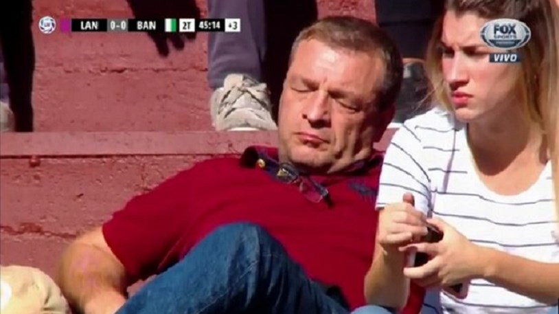 Συνέβη κι αυτό: Οπαδός κοιμήθηκε στις εξέδρες την ώρα του ντέρμπι – ΒΙΝΤΕΟ