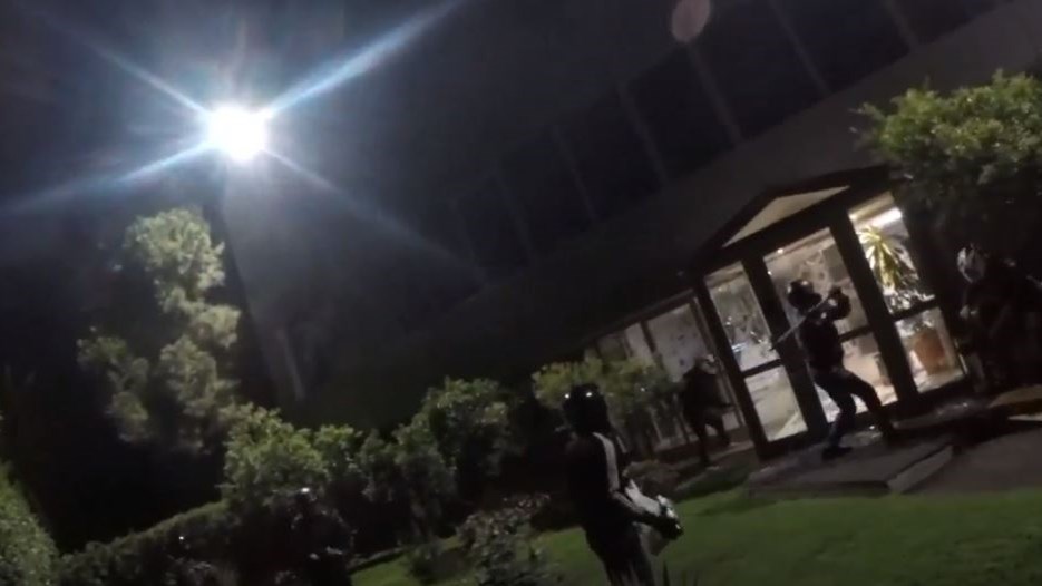 Εισβολή του Ρουβίκωνα σε εταιρεία στην Κηφισιά – ΒΙΝΤΕΟ