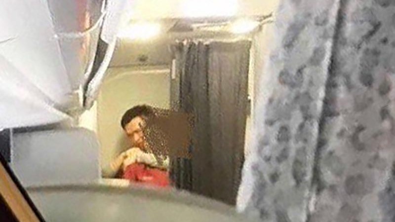 Πτήση τρόμου για αεροσυνοδό – Την κρατούσε όμηρο ένας επιβάτης