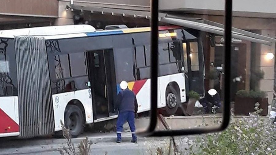Σύγκρουση λεωφορείου με Ι.Χ. στη Θεσσαλονίκη – Τέσσερις τραυματίες – ΦΩΤΟ