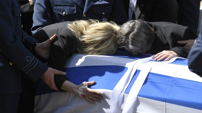 “Σήμερα το πρωί βρήκαν τους γονείς του Γιώργου στον τάφο μέσα στη λάσπη” – Η αποκάλυψη της θείας του ήρωα πιλότου που “πάγωσε” τους πάντες – ΒΙΝΤΕΟ