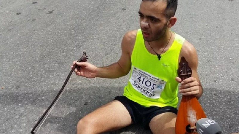 Όλη η Ελλάδα τιμά τον ήρωα πιλότο – Μαραθωνοδρόμος έπαιξε με λύρα μαντινάδα στη μνήμη του Μπαλταδώρου μόλις τερμάτισε – ΒΙΝΤΕΟ