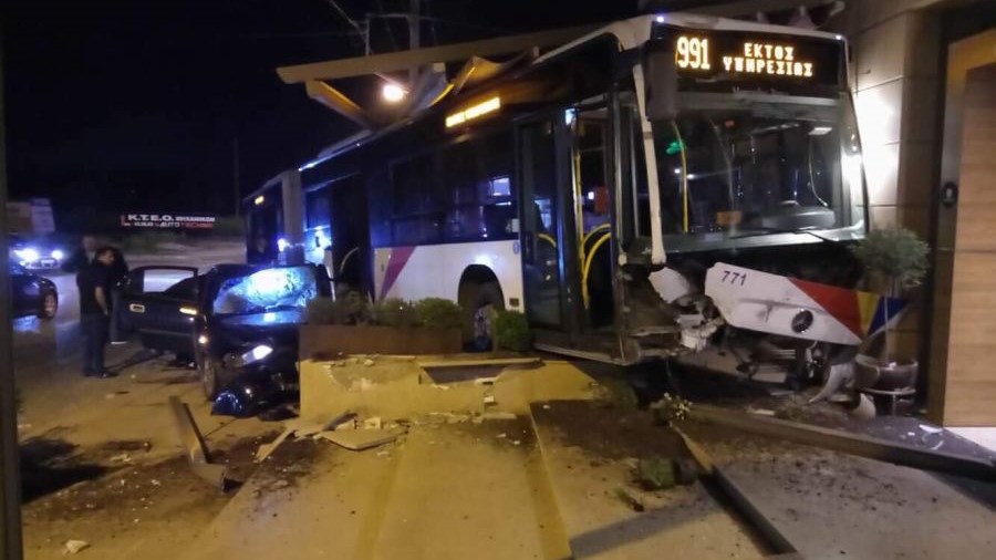 Συγκλονιστικές εικόνες – Η στιγμή που λεωφορείο του ΟΑΣΘ “εισβάλλει” σε καφετέρια μετά από τροχαίο – ΒΙΝΤΕΟ