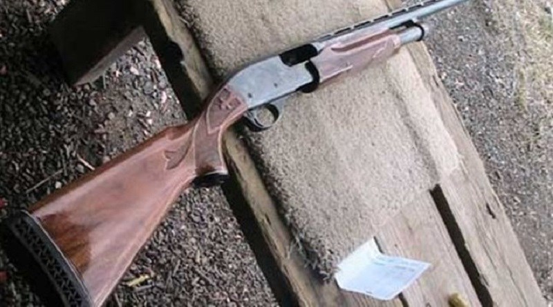 Τραγωδία στη Λάρισα – Άρπαξε την καραμπίνα και αυτοκτόνησε ενώ η γυναίκα και η κόρη του ήταν στον κήπο