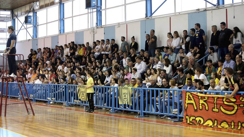 Πάγωσαν οι θεατές στο κλειστό γήπεδο της Σαντορίνης: Αθλήτρια λιποθύμησε λόγω της αποπνικτικής ατμόσφαιρας – ΒΙΝΤΕΟ