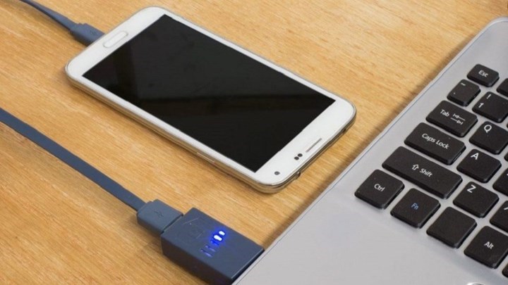 Αυτοί είναι οι κίνδυνοι όταν φορτίζουμε το κινητό από τον υπολογιστή