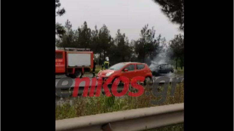 Στις φλόγες τυλίχθηκε αυτοκίνητο στην περιφερειακή οδό της Θεσσαλονίκης- ΒΙΝΤΕΟ αναγνώστη