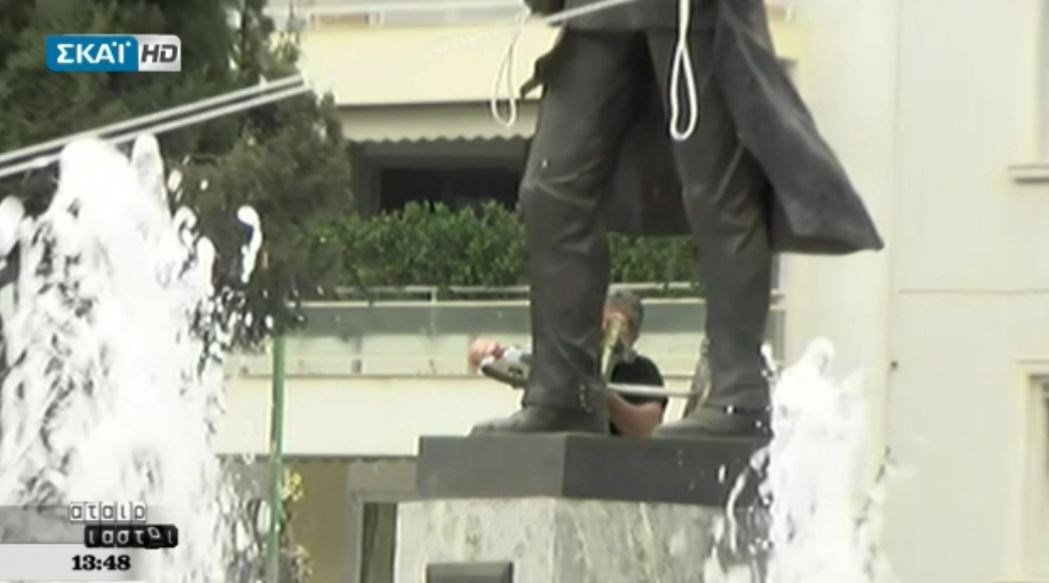 Ένταση στο αντιπολεμικό συλλαλητήριο – Διαδηλωτές επιχείρησαν να κόψουν με τροχό το άγαλμα του Τρούμαν – ΦΩΤΟ – ΒΙΝΤΕΟ