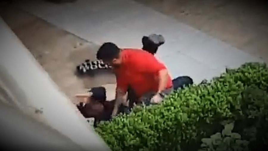 Πρωτοφανές περιστατικό στη Θεσσαλονίκη – Διαδηλωτής γρονθοκοπεί αστυνομικό και φεύγει ανενόχλητος – BINTEO