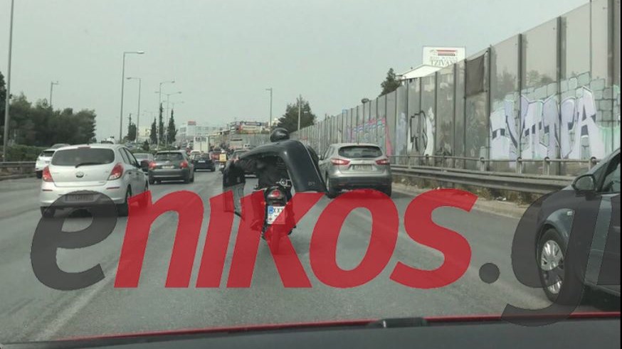 Στο ένα χέρι το τιμόνι στο άλλο χέρι τον… προφυλακτήρα – ΦΩΤΟ αναγνώστη