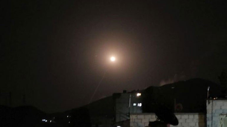 Αναχαιτίστηκε πυραυλική επίθεση σε αεροπορική βάση στη Συρία