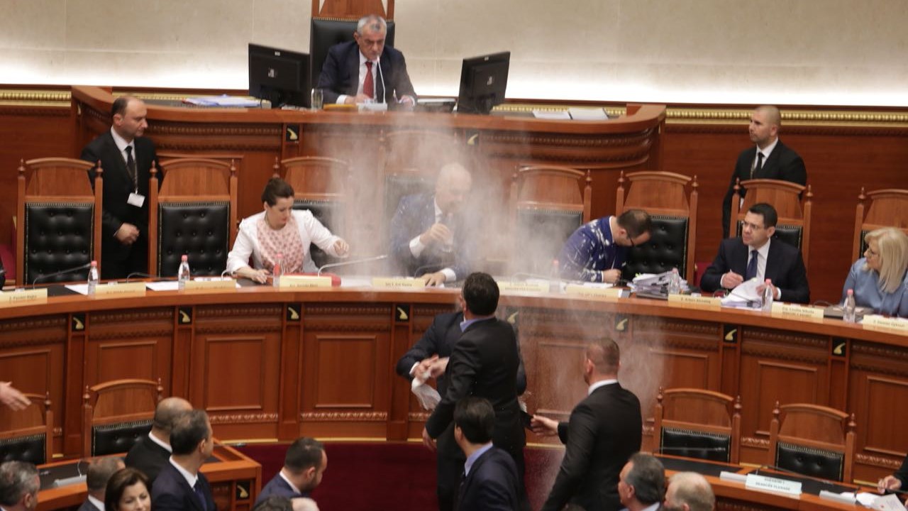 Σκηνές απείρου κάλλους στην Αλβανία: Αλεύρωσαν τον Έντι Ράμα μέσα στη Βουλή – ΒΙΝΤΕΟ