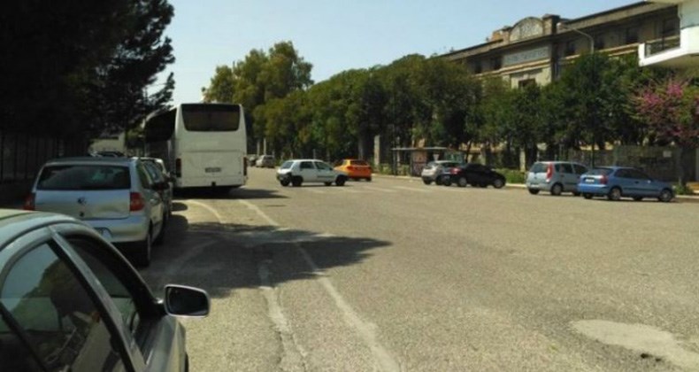 Επικό παρκάρισμα – Το άφησε στη μέση του δρόμου και…έφυγε – ΦΩΤΟ