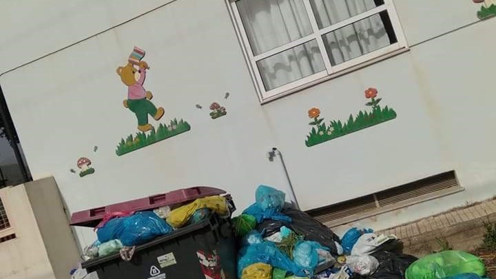 Αίγιο: Επικίνδυνη η κατάσταση με τα σκουπίδια που «ξεχειλίζουν» έξω από βρεφονηπιακούς σταθμούς – ΦΩΤΟ