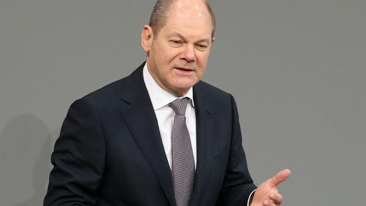 Handelsblatt: Ο Σολτς θα συζητήσει για πιθανή ελάφρυνση του ελληνικού χρέους