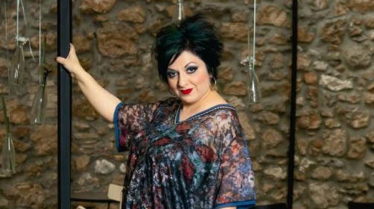 Bomb: Η Μουτίδου στις «Εκκλησιάζουσες» του Αλέξανδρου Ρήγα