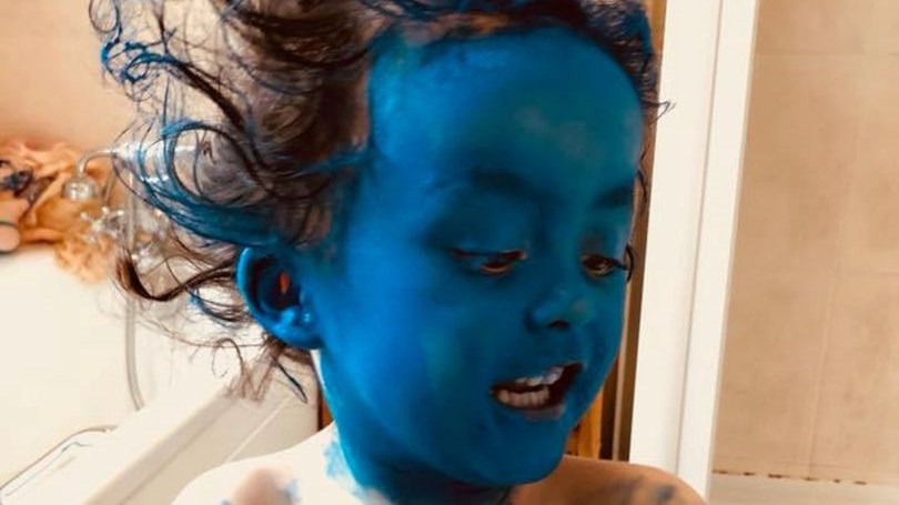 Την άφησαν για πέντε λεπτά μόνη και μεταμορφώθηκε σε… στρουμφάκι – ΒΙΝΤΕΟ