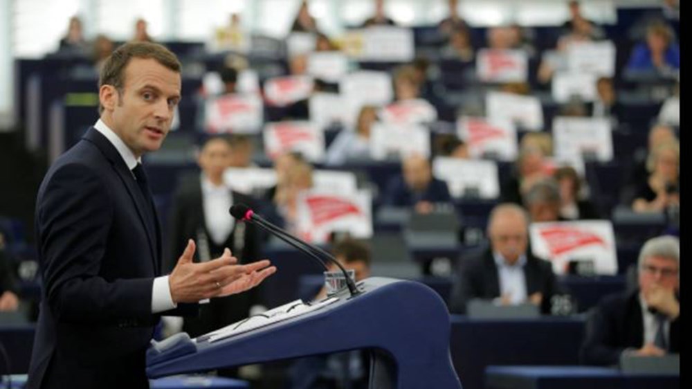 Προειδοποίηση Μακρόν από την “καρδιά” της Ευρώπης: Δημοκρατία εναντίον αυταρχισμού – Γιούνκερ: Η πραγματική Γαλλία επέστρεψε