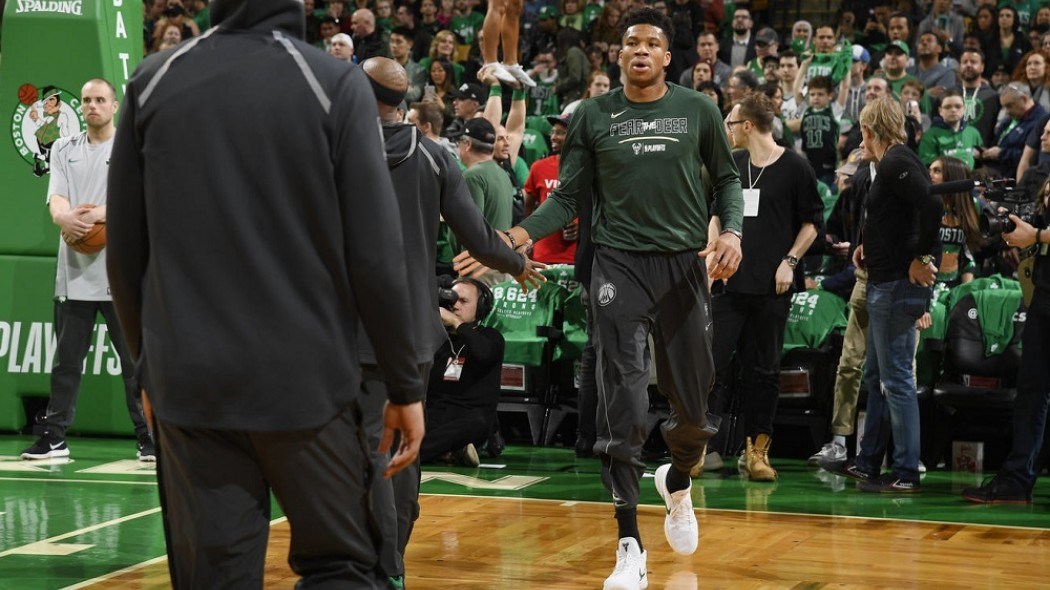 Σαρώνει σε πωλήσεις η φανέλα του Αντετοκούνμπο στο ΝΒΑ – ΦΩΤΟ