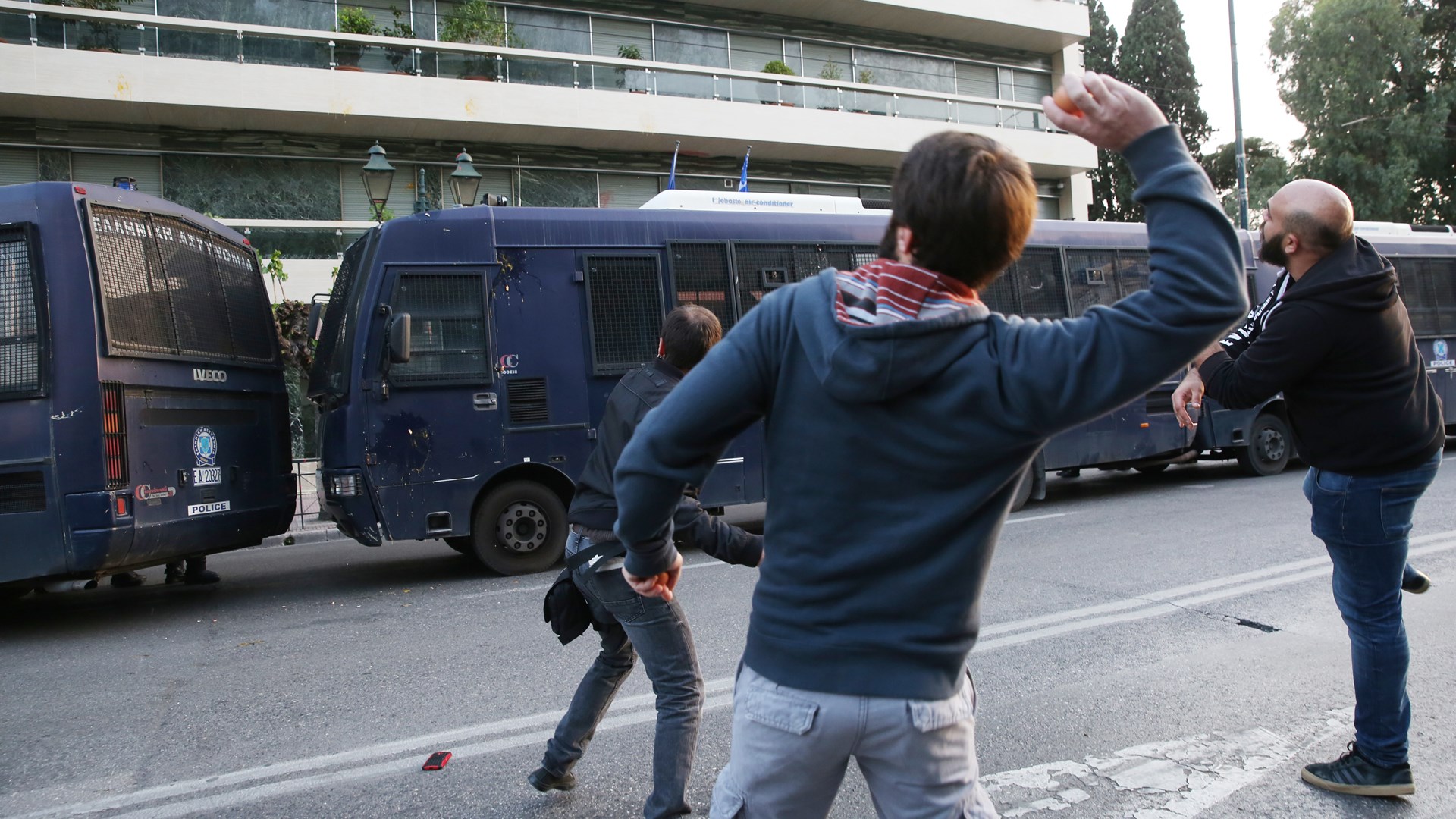 Πέταξαν αυγά στα γραφεία της Ε.Ε. κατά τη διάρκεια αντιπολεμικού συλλαλητηρίου στο Σύνταγμα – ΒΙΝΤΕΟ