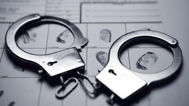 Αστυνομικός κατηγορείται ότι απέσπασε χρήματα από εκδοτήριο Μ.Μ.Μ.