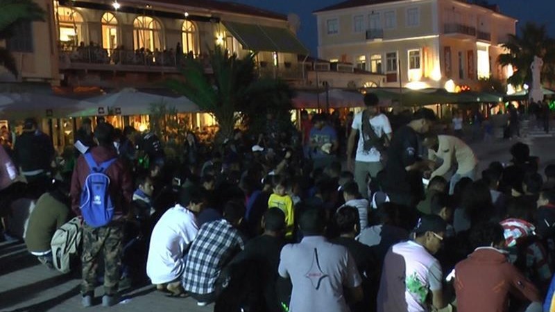 Μυτιλήνη: Κατάληψη κεντρικής πλατείας από μετανάστες που ζητούν άμεση εξέταση των αιτημάτων ασύλου