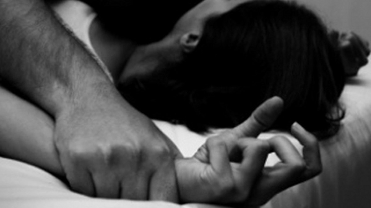 Ζήτησε από τον βιαστή της να φορέσει προφυλακτικό και…γλίτωσε – Έτρεχε γυμνή στον δρόμο για να γλιτώσει από τον γαιοκτήμονα