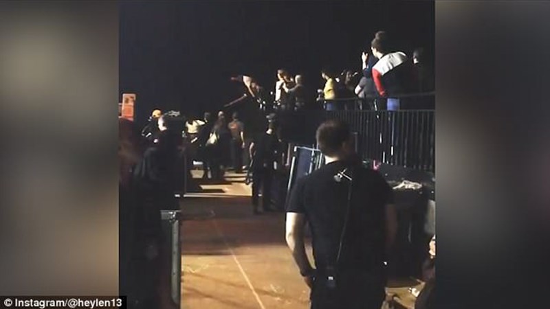 Σοκ – Η στιγμή που ασυγκράτητος θαυμαστής “την πέφτει” στην Lana Del Ray σε συναυλία – ΒΙΝΤΕΟ