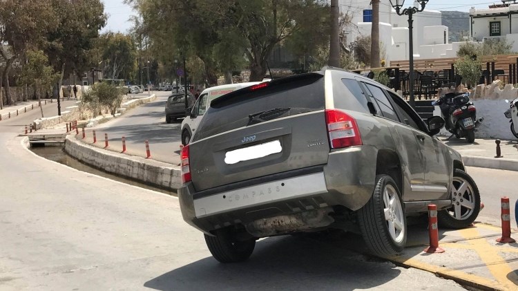 Αυτοκίνητο έπεσε στο ποτάμι της Νάουσας της Πάρου – ΦΩΤΟ