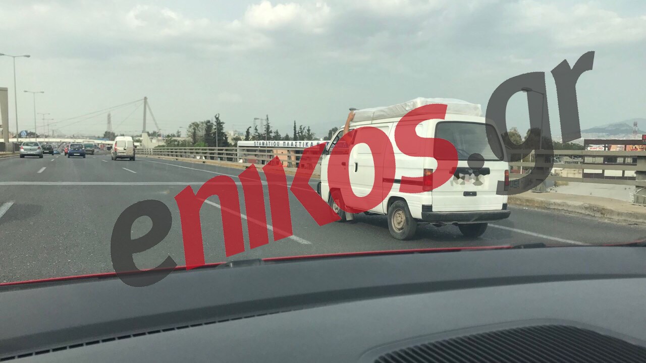 Επικίνδυνος οδηγός – Κρατά με το χέρι του το στρώμα για να μην “πετάξει” από το φορτηγό – ΦΩΤΟ αναγνώστη
