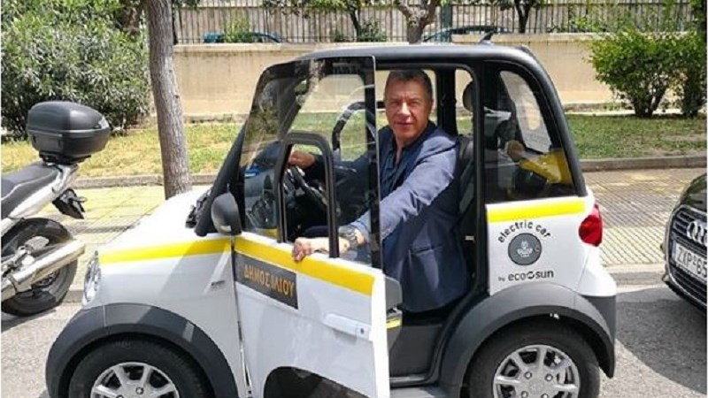 Η βόλτα του Σταύρου Θεοδωράκη με ηλεκτρικό αυτοκίνητο – ΦΩΤΟ