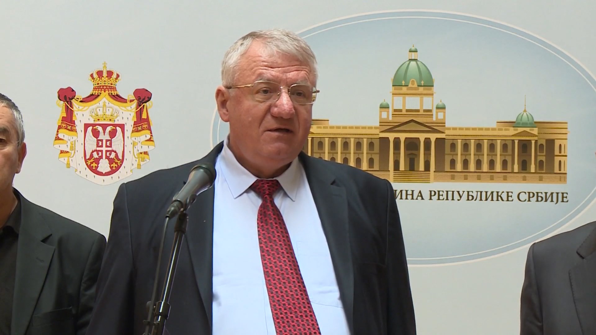 Σερβία: Ο εθνικιστής Σέσελι ποδοπάτησε την κροατική σημαία ενώπιον Κροατών βουλευτών