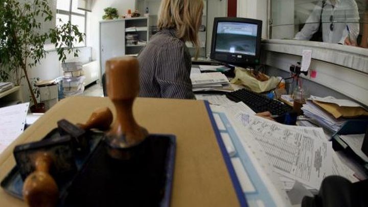 Ένα βήμα πριν από τη σύνταξη 60.000 δημόσιοι υπάλληλοι