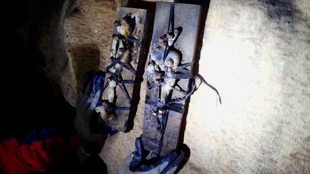 Τελετές μαύρης μαγείας και κούκλες βουντού σε σπήλαιο στο Θέρμο – Τρομοκρατημένοι οι κάτοικοι – ΦΩΤΟ