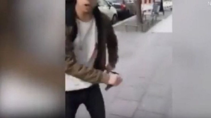 Βίντεο ντοκουμέντο: Μαστιγώνουν νεαρό στο κέντρο του Βερολίνου