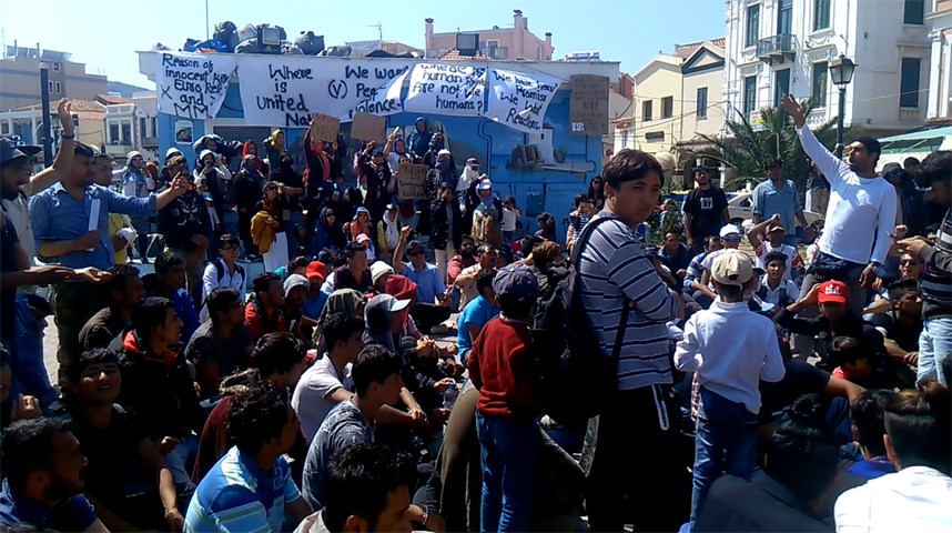 Ένταση στη Λέσβο μεταξύ Αφγανών προσφύγων και στελεχών της Δημοτικής Αρχής – ΦΩΤΟ