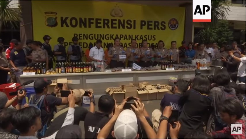 Ασύλληπτη τραγωδία στην Ινδονησία: 82 νεκροί από κατανάλωση λικέρ – ΒΙΝΤΕΟ