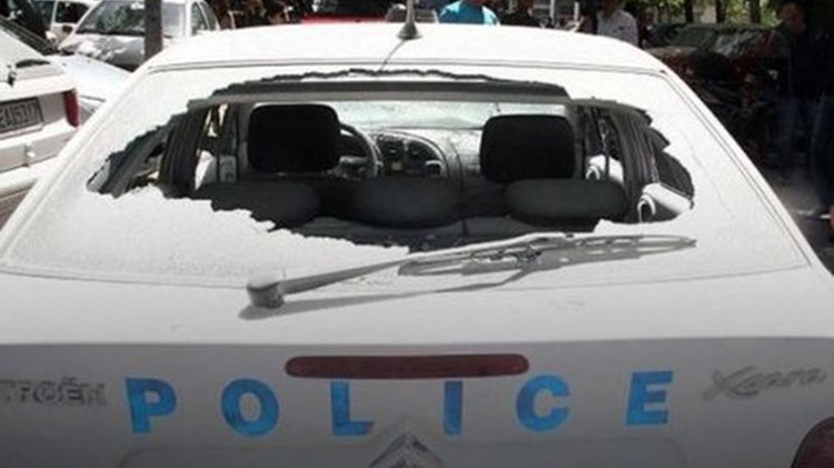 Επίθεση με πέτρες σε περιπολικά έξω από το Ο.Π.Α. – Τι καταγγέλλει η Ένωση Αστυνομικών Υπαλλήλων Αθηνών