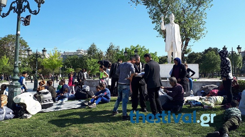Πρόσφυγες έχουν κατασκηνώσει στο κέντρο της Θεσσαλονίκης – ΦΩΤΟ