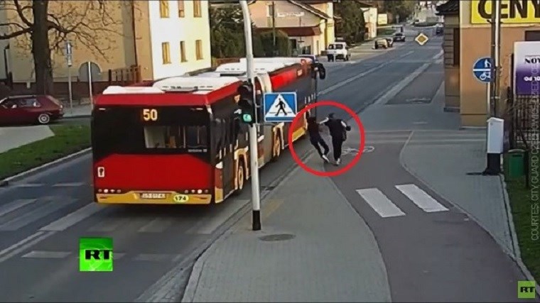 Ένα “αστείο” παραλίγο να αποβεί μοιραίο – Έσπρωξε τη φίλη της στις ρόδες λεωφορείου – ΒΙΝΤΕΟ