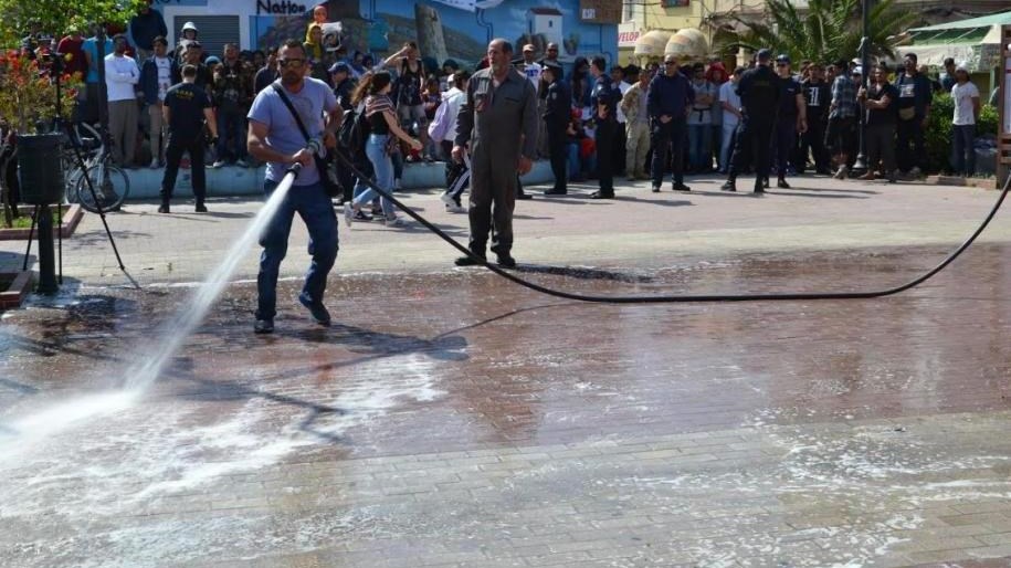 Μήνυση για την κατάληψη της πλατείας Σαπφούς στη Λέσβο από πρόσφυγες και μετανάστες κατέθεσε ο αντιδήμαρχος Καλλονής