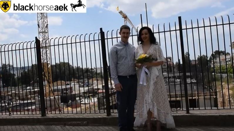 Παντρεύτηκαν και μετά πήγαν στο γήπεδο για να βγάλουν φωτογραφίες – ΒΙΝΤΕΟ