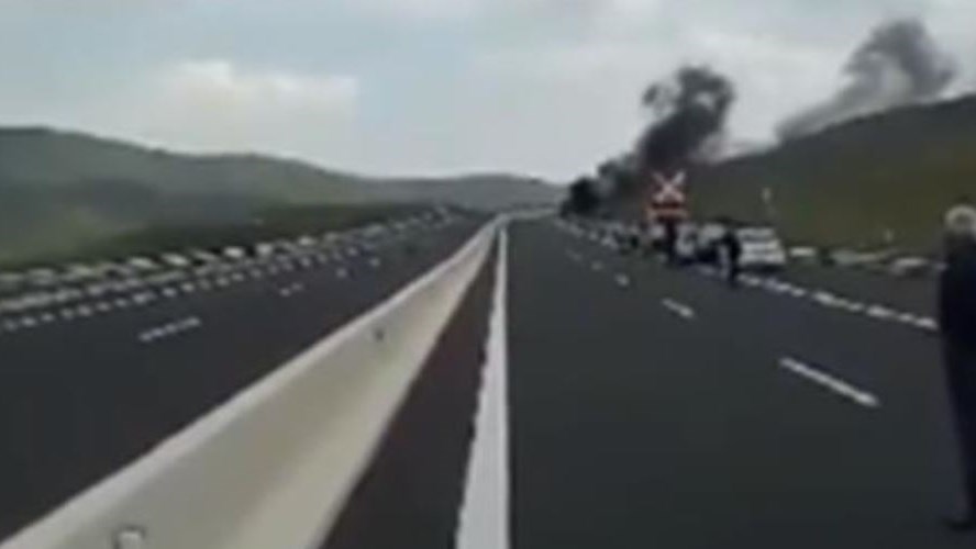 Πήρε φωτιά αυτοκίνητο εν κινήσει στην Εθνική Οδό – ΒΙΝΤΕΟ