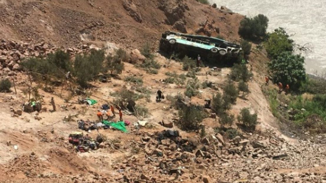 Περού: Δύο νεκροί και δέκα τραυματίες από πτώση λεωφορείου σε χαράδρα – ΦΩΤΟ