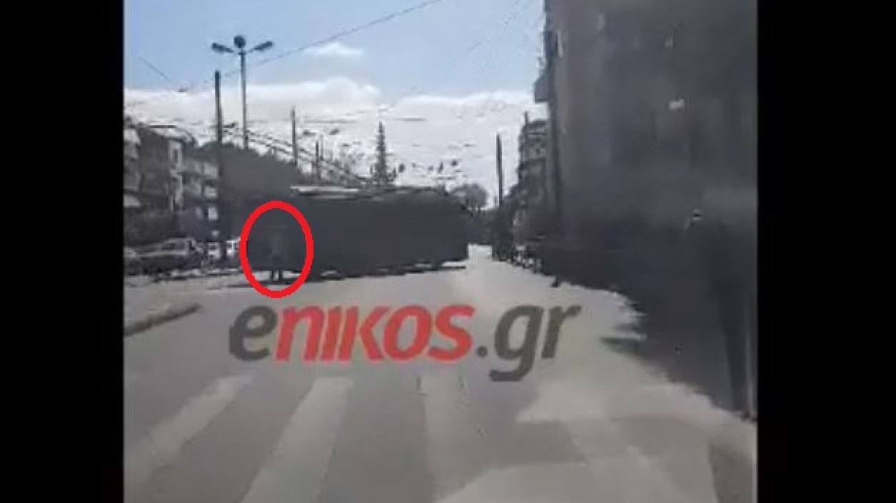 “Λαθρεπιβάτης” σε τρόλεϊ με skate – ΒΙΝΤΕΟ αναγνώστη